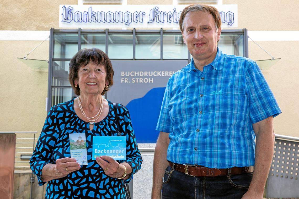 Siegerin Margit Hirsch wird bei der Preisübergabe von ihrem Sohn Heiko Hirsch begleitet. Foto: A. Becher