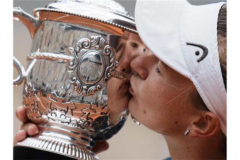 Siegerkuss: Barbora Krejcíkova feiert ihren Sieg in Paris. Foto: Thibault Camus/AP/dpa