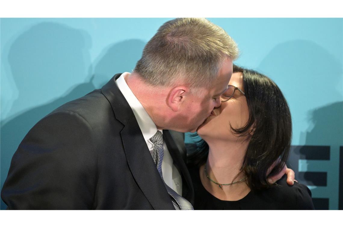 Siegerkuss für Gordon Schnieder bei der CDU-Wahlparty in Mainz.
