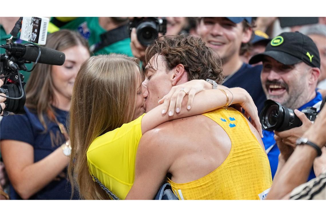 Siegerkuss für Stabhochspringer Duplantis nach seinem Weltrekord.