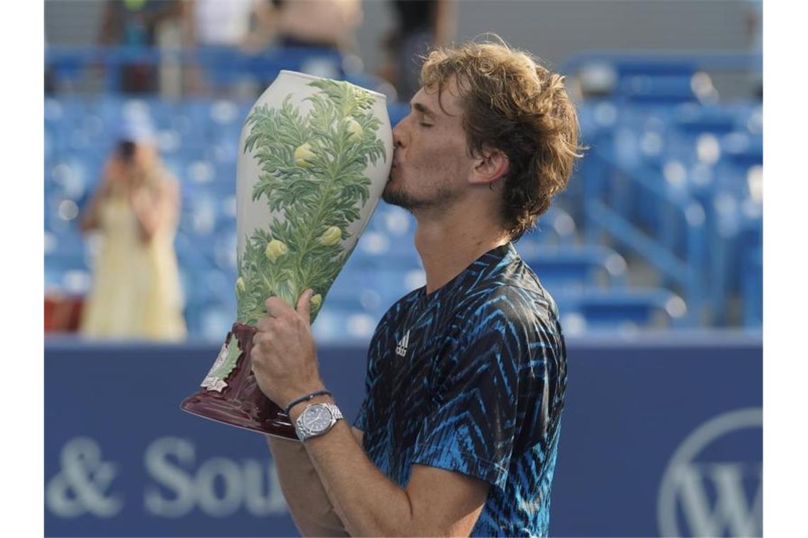 Siegerkuss: Olympiasieger Alexander Zverev feiert seinen Erfolg in Cincinnati. Foto: Darron Cummings/AP/dpa