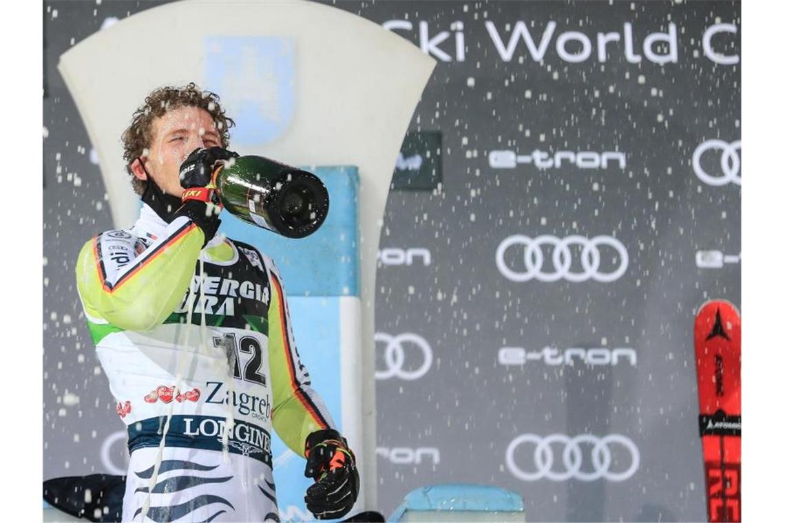 Siegerschluck: Linus Straßer feiert seinen Slalom-Sieg in Zagreb. Foto: Slavko Midzor/XinHua/Pixsell/dpa