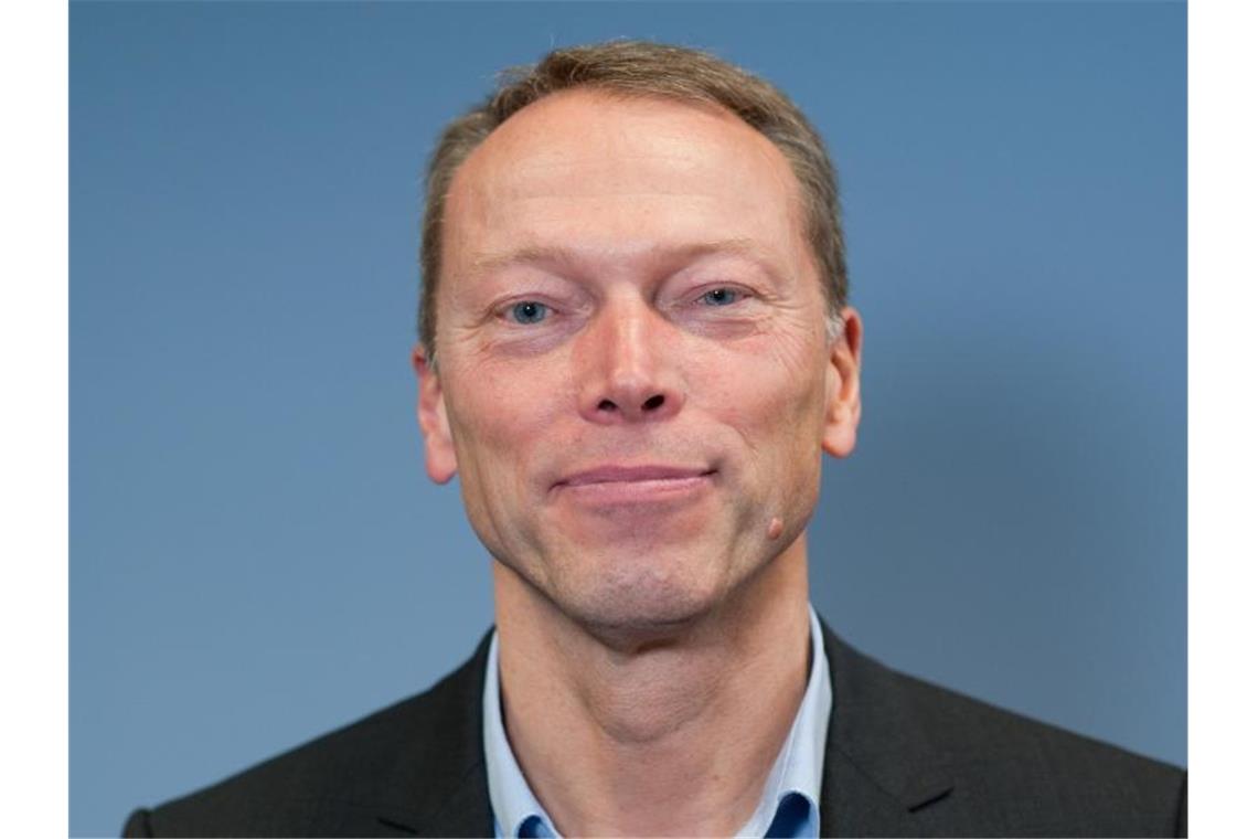 Forscher: Bei autonomen Shuttles nicht „tollkühn“ werden Siegfried Brockmann spricht bei einer Pressekonferenz. Foto: Klaus-Dietmar Gabbert/dpa/Archivbild