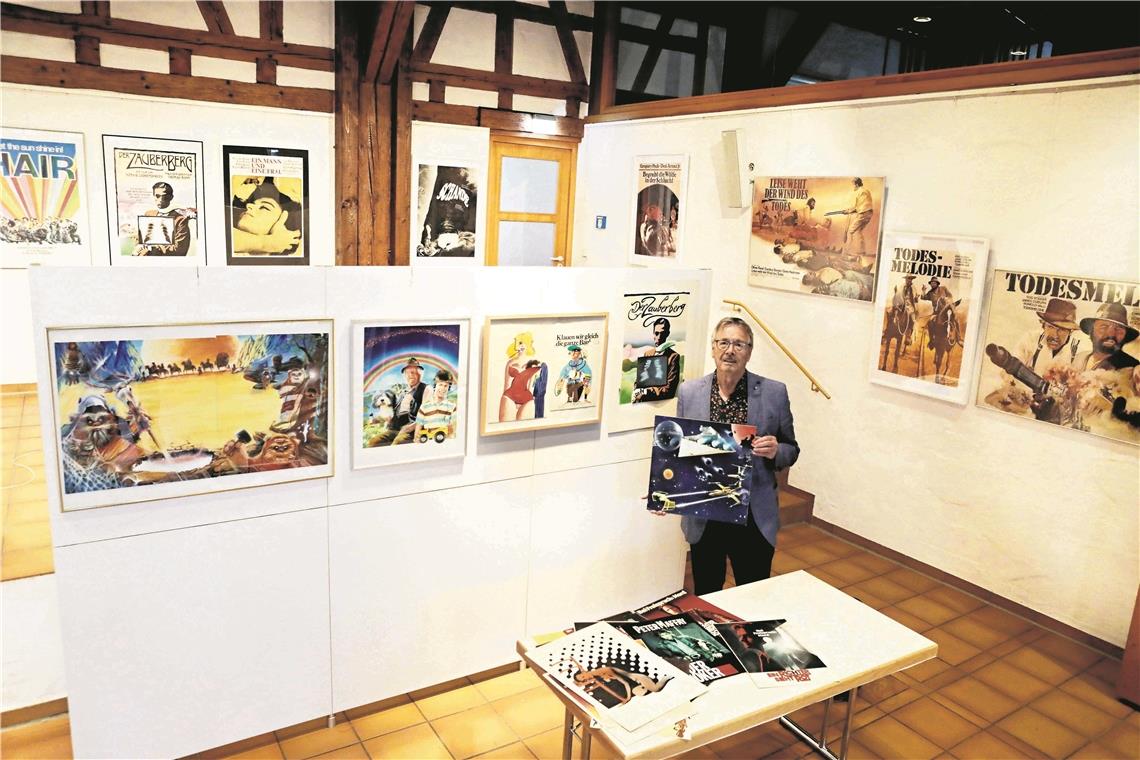 Siegfried Groß stellt in der Alten Kelter in Korb Filmplakate aus, die er über drei Jahrzehnte hinweg gestaltet hat. Foto: Habermann