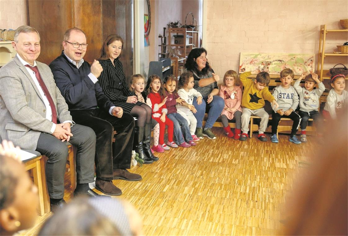 Siegfried Janocha, Christian Lange und Regine Wüllenweber (von links) singen gemeinsam mit den Kindergartenkindern. Foto: A. Becher