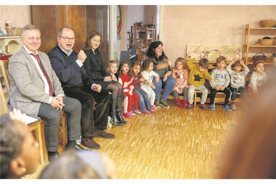 Siegfried Janocha ist dagegen, Christian Lange begrüßt die kostenlose Kinderbetreuung. Der Erste Bürgermeister der Stadt und der Backnanger SPD-Bundestagsabgeordnete, hier zusammen mit Amtsleiterin Regine Wüllenweber (von links) bei einem Termin mit Kindergartenkindern der Kindertagesstätte Lindenstraße Ende vergangenen Jahres. Foto: A. Becher