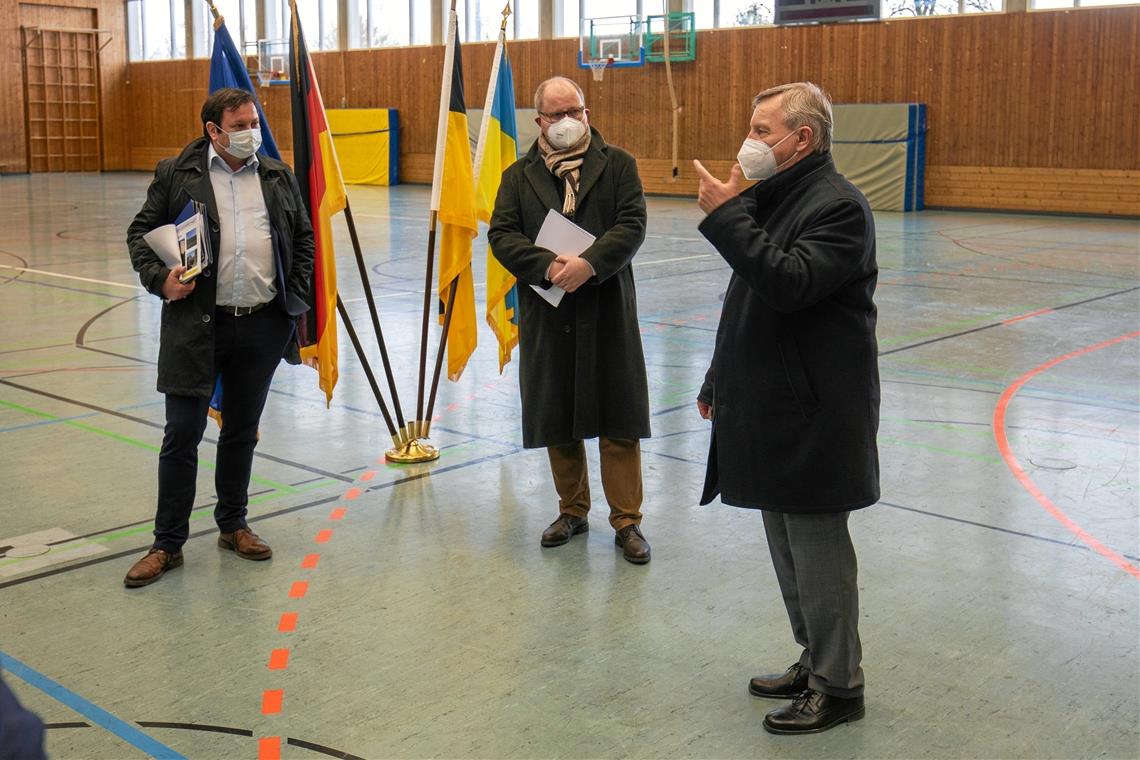 Siegfried Janocha (rechts) erklärt den beiden Bundestagsabgeordneten Martin Gerster (links) und Christian Lange den maroden Zustand der Halle.