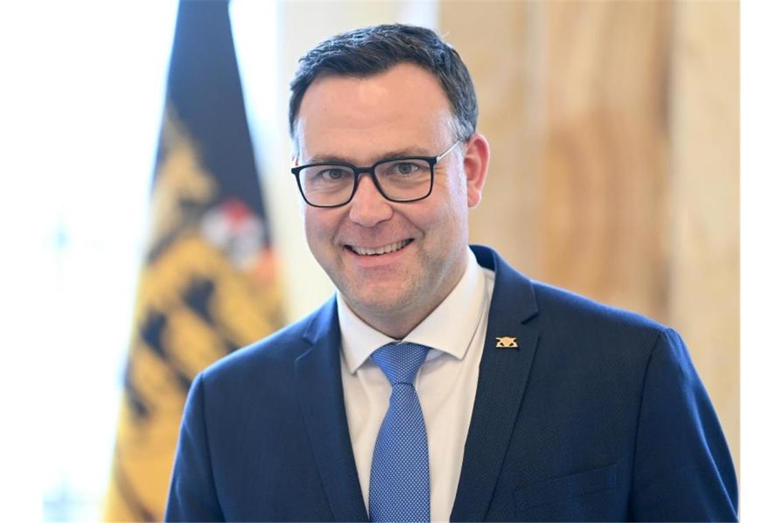 Wieder mehr Schutzsuchende kommen nach Baden-Württemberg Siegfried Lorek (CDU) lächelt in die Kamera. Foto: Bernd Weissbrod/dpa/Archivbild