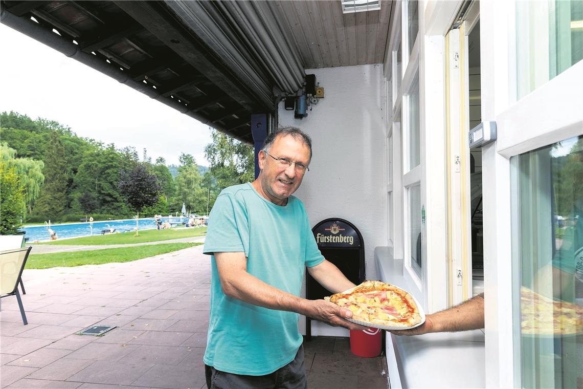 An Pommes führt kein Weg vorbei Siegfried Mayer nutzt das Angebot des neuen Pächters im Murrhardter Freibadkiosk und bringt seiner Frau ein Pizza Hawaii mit.