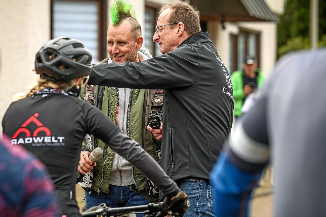 Siegfried Rosenberger (rechts) steht stets parat, wenn es organisatorische Fragen gibt.