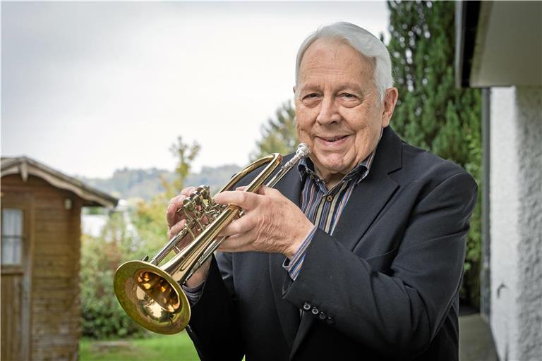 Siegfried Weller ist Gründungsmitglied und spielt seit über 70 Jahren im Althütter Posaunenchor. Foto: Alexander Becher