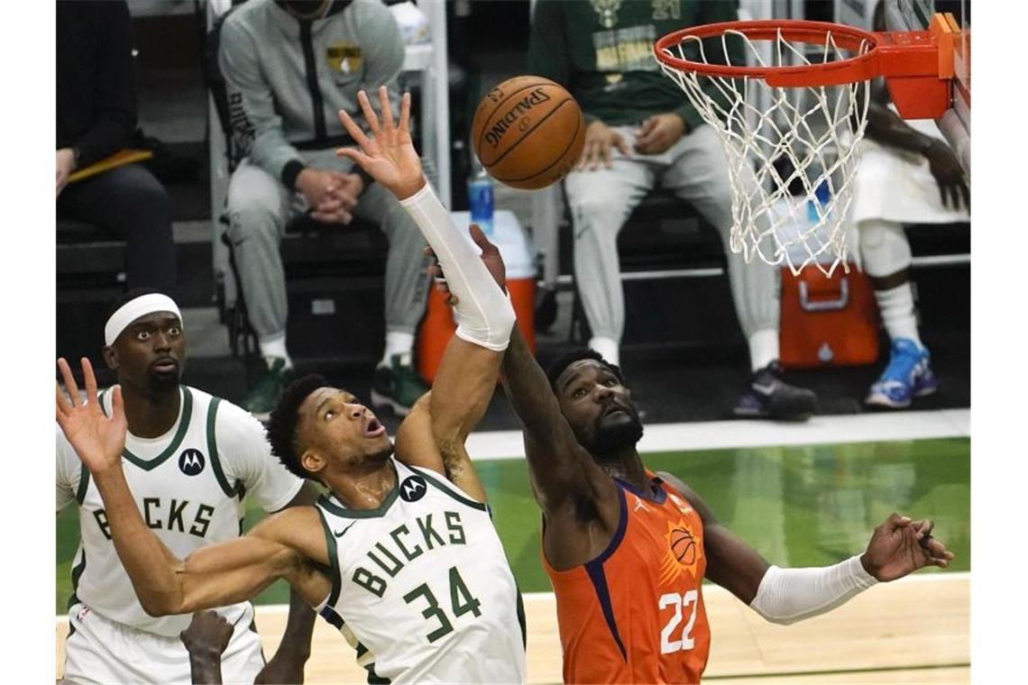 Sieggarant der Milwaukee Bucks gegen die Phoenix Suns: Giannis Antetokounmpo (M). Foto: Paul Sancya/AP/dpa