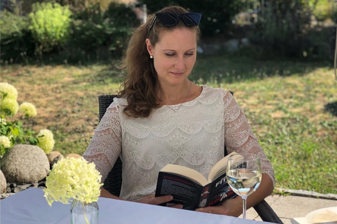 Sieglinde Baumgart, Leiterin der Grundschule Talschule, entspannt nach getaner Gartenarbeit beim Lesen. Foto: privat