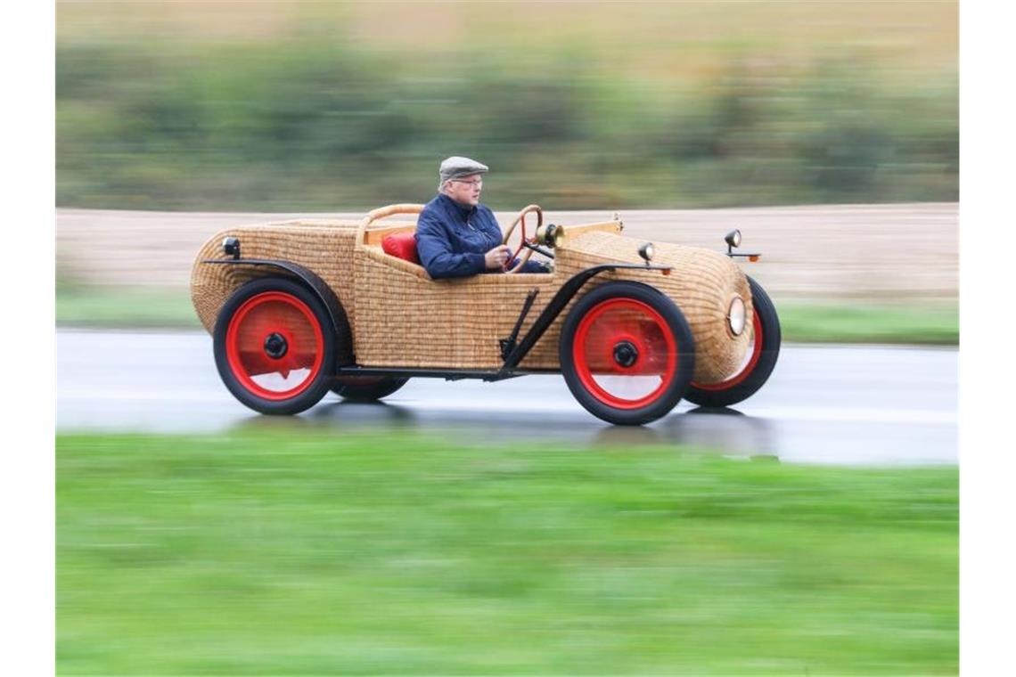 Siegmar Peter ist mit einem restaurierten Oldtimer Hanomag, auch „Kommisbrot“ genannt, auf einer Straße unterwegs. Foto: Thomas Warnack