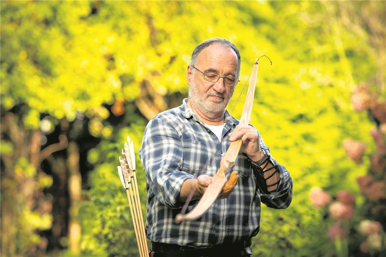 Siegmund Breckl hat eine Weile gebraucht, bis er die Balance zwischen Hausarbeit, Hobby und Nichtstun gefunden hat. Nun freut er sich, für viele alte und neue Hobbys Zeit zu haben – beispielsweise Bogenschießen und Bögen bauen. Foto: A. Becher