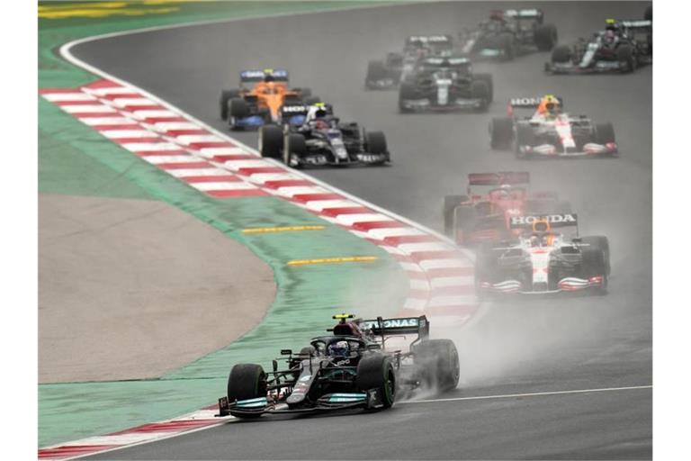 Siegt beim Großen Preis der Türkei: Valtteri Bottas (vorne) aus Finnland vom Team Mercedes. Foto: Francisco Seco/AP/dpa