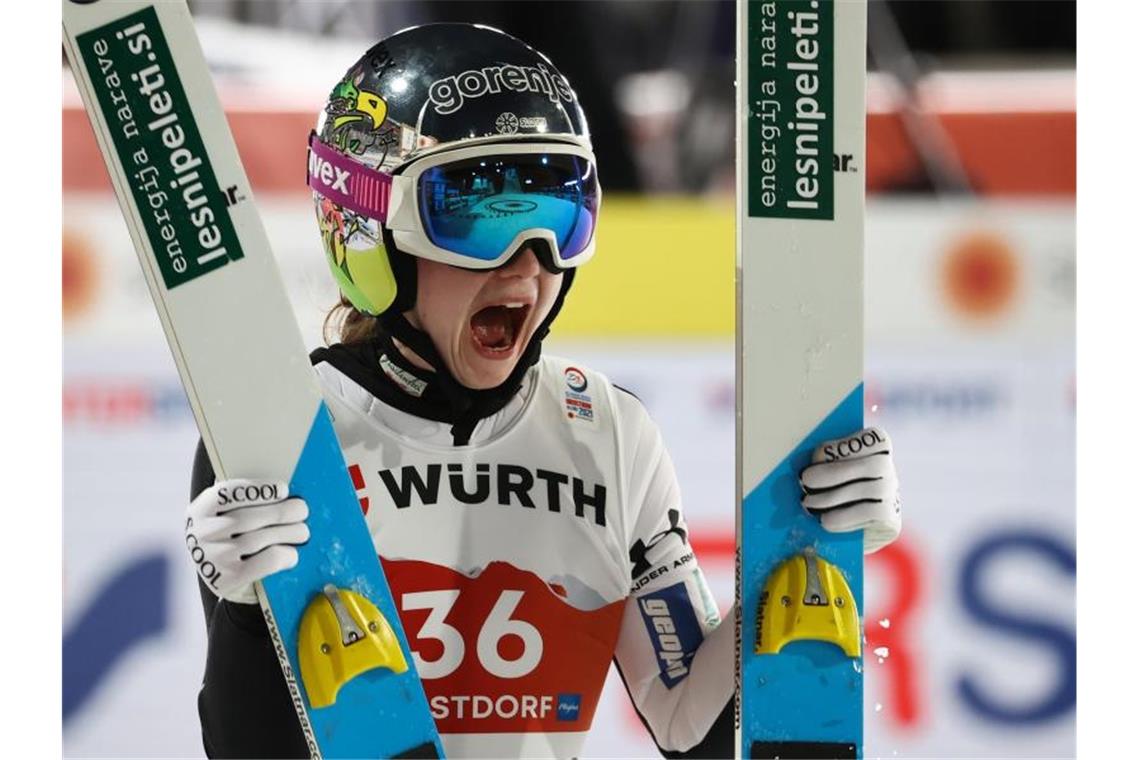 Deutsche Skispringerinnen zum Auftakt schwach: „Debakel“ Siegt im Einzel von der Normalschanze: Ema Klinec aus Slowenien jubelt nach ihrem Sprung. Foto: Daniel Karmann/dpa