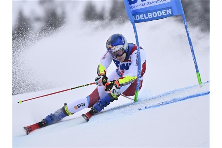 Siegte beim Riesenslalom: Marco Odermatt aus der Schweiz in Aktion. Foto: Jean-Christophe Bott/KEYSTONE/dpa