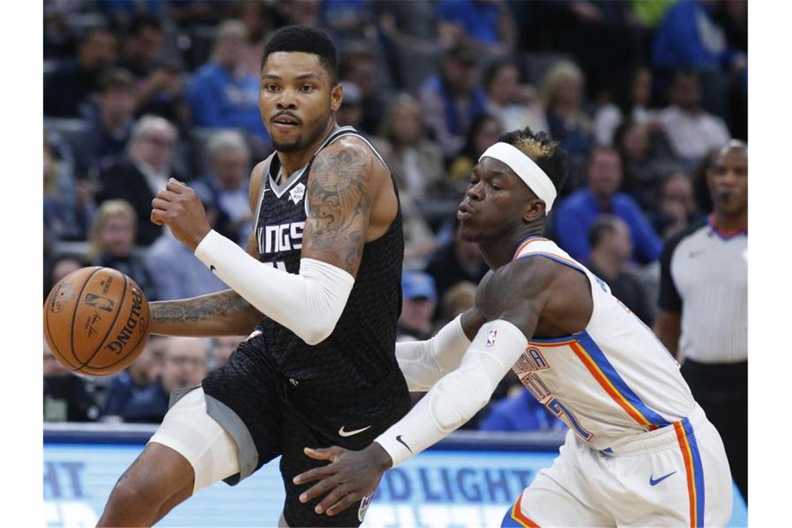 Siegte mit Oklahoma City Thunder gegen die Sacramento Kings: Dennis Schröder (r). Foto: Sue Ogrocki/AP/dpa