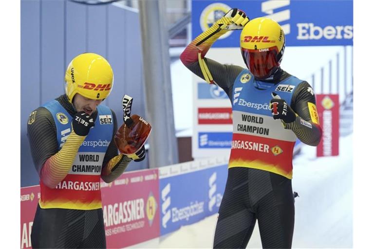 Siegten in Oberhof: Toni Eggert und Sascha Benecken. Foto: Roman Koksarov/AP/dpa