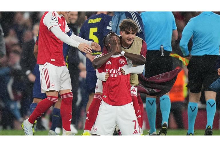 Siegtorschütze Bukayo Saka sackte nach dem Abpfiff überglücklich zusammen.