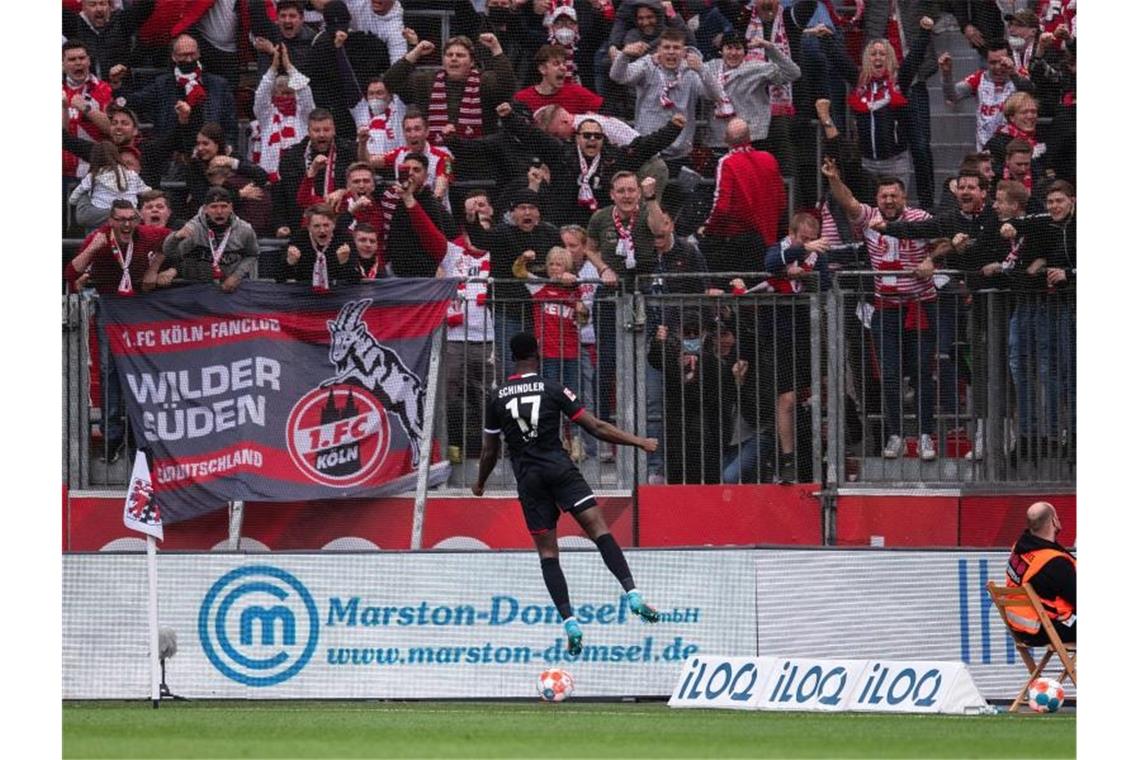 Wirtz erleidet Kreuzbandriss - Bayer verliert Derby Siegtorschütze Kingsley Schindler lässt sich von den Kölner Fans feiern. Foto: Marius Becker/dpa