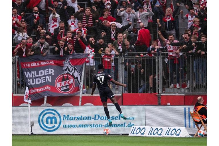 Siegtorschütze Kingsley Schindler lässt sich von den Kölner Fans feiern. Foto: Marius Becker/dpa