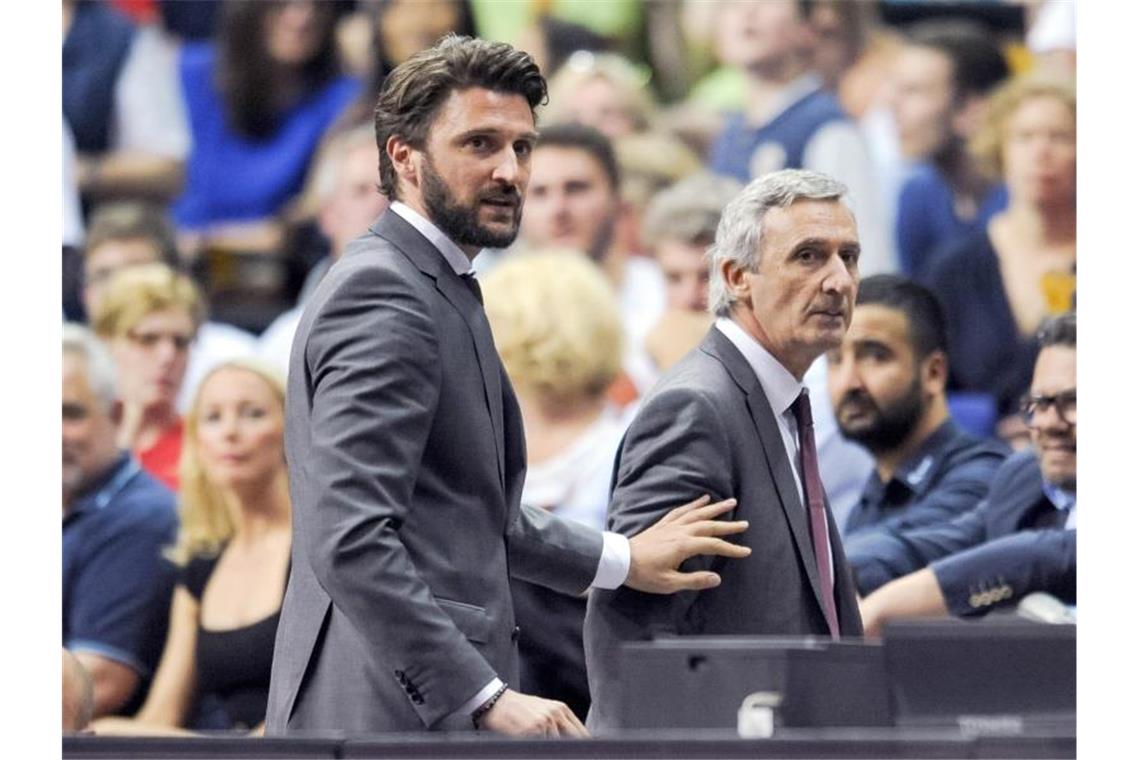 Sieht Dennis Schröder nicht als Leader: Bayern-Geschäftsführer Marko Pesic (l). Foto: Annegret Hilse