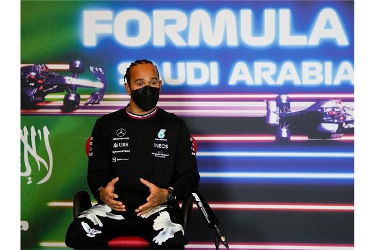 Sieht die Formel-1-Premiere in Saudi-Arabien mit gemischten Gefühlen entgegen: Lewis Hamilton. Foto: Hassan Ammar/AP/dpa