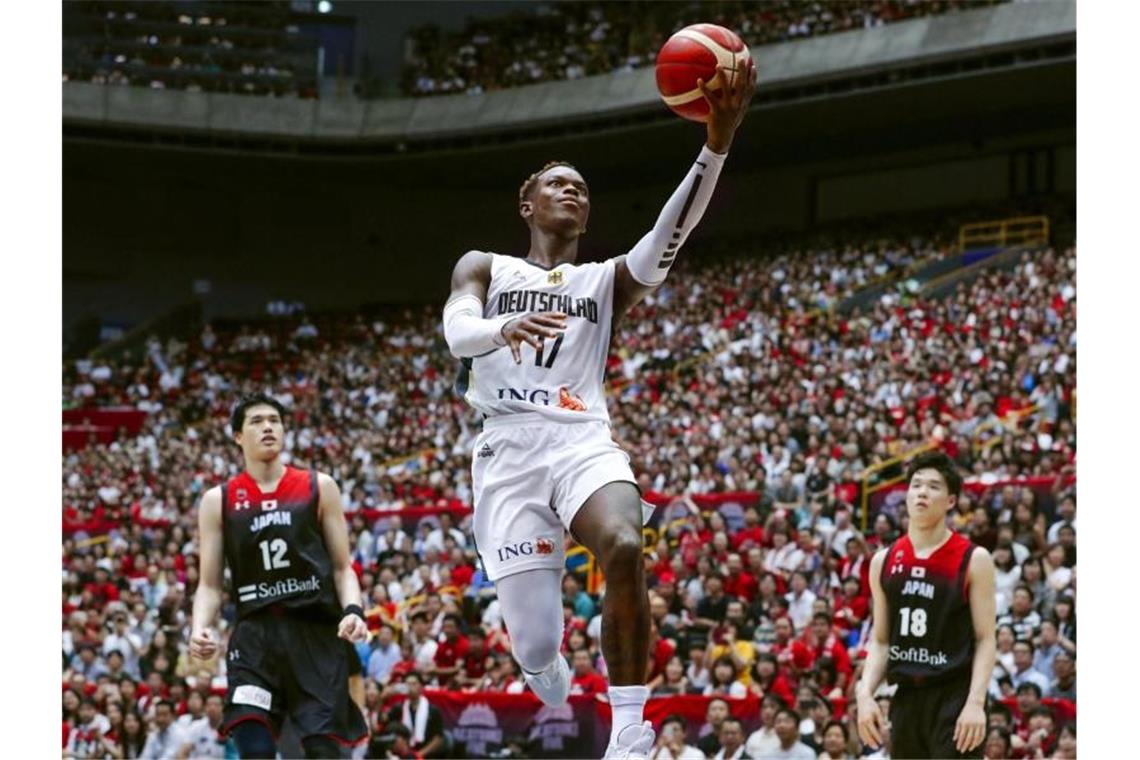 Sieht die Niederlage gegen Japan positiv: Basketball-Star Dennis Schröder (M). Foto: Masanori Kumagai/Kyodo News/AP