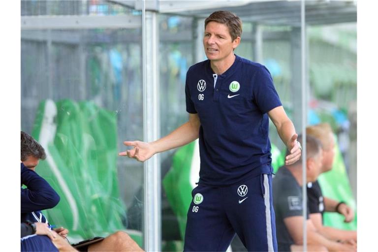 Sieht die Reise mit dem VfL Wolfsburg nach Albanien zum FC Kukesi relativ entspannt: Cheftrainer Oliver Glasner. Foto: Soeren Stache/dpa-Zentralbild/dpa