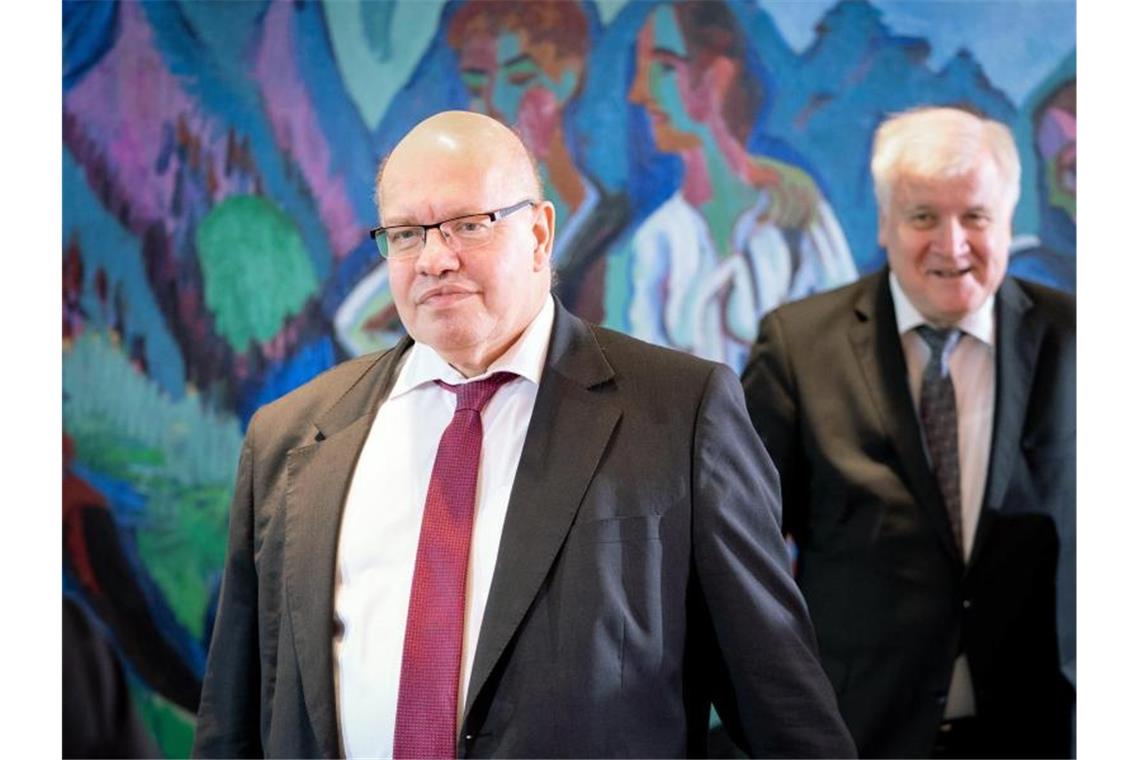 Sieht für die Wirtschaft in Deutschland wieder eine etwas rosigere Entwicklung: Bundeswirtschaftsminister Peter Altmaier, CDU - hier mit Bundesinnenminister Horst Seehofer (re, CSU). Foto: Kay Nietfeld/dpa