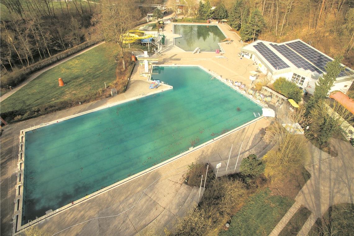 Sieht nicht gerade einladend aus: Das Wasser bleibt den Winter über in den Freibadbecken, wird erst im Frühjahr abgelassen. Und sobald die Becken leer sind, heißt es schrubben. Fotos: A. Becher