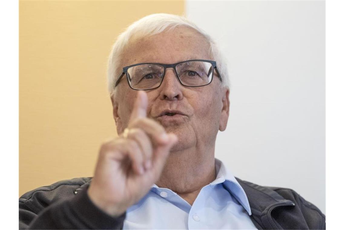 Noch immer keine Klarheit im WM-Sommermärchen Sieht seine Integrität durch die Ethikkommission „schwer beschädigt“: Theo Zwanziger. Foto: Boris Roessler/dpa