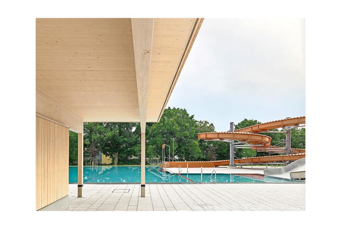 Sieht selbst bei bedecktem Himmel fröhlich aus: Das Freibad in Biberach, neu gebaut von den Stuttgarter ASP Architekten. Geöffnet montags 7-8 Uhr für Frühschwimmer, sowie täglich ab 9 Uhr. Adresse: Memminger Straße 1, 88400 Biberach an der Riß. Bei schlechtem Wetter ist das Freibad geschlossen. Die Badegäste können ins nahe gelegene Hallensportbad ausweichen.