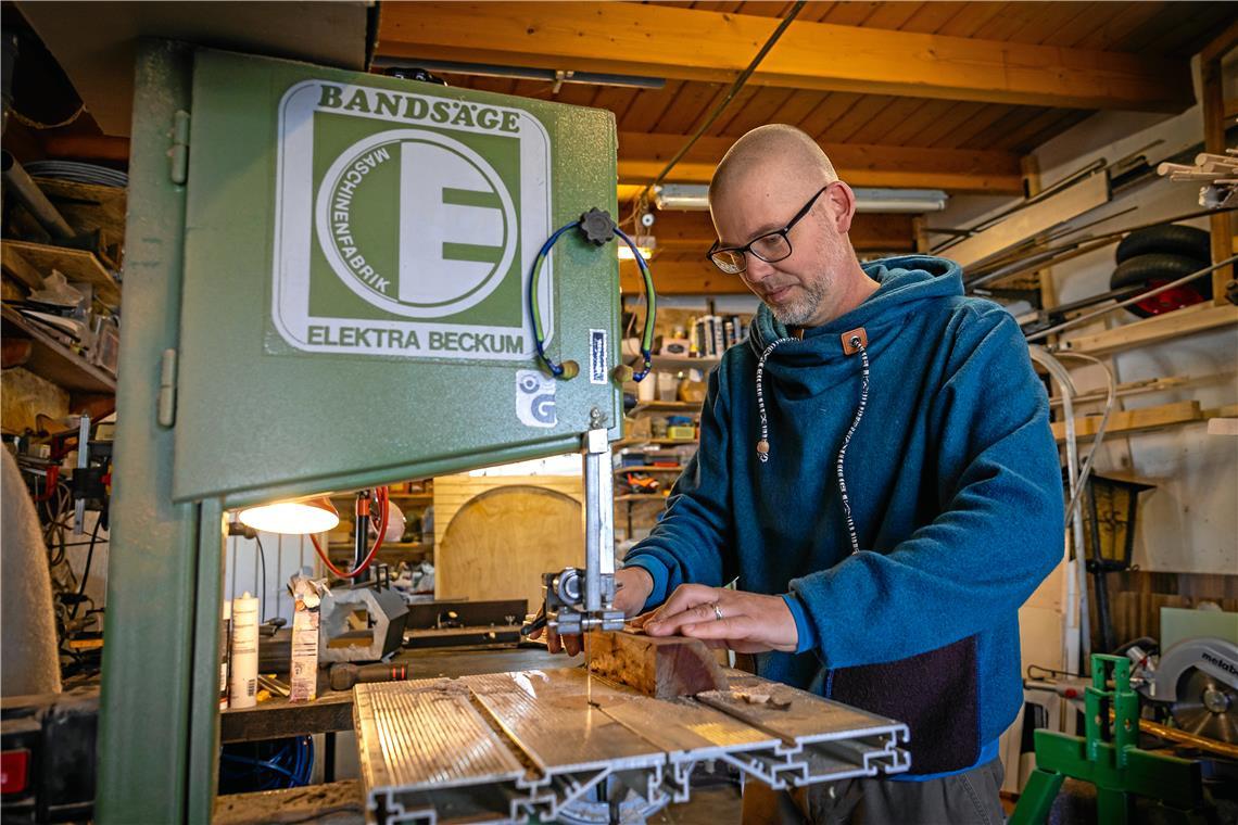 Sieht so „Lifestyle-Teilzeit“ aus? Wohl kaum: Bernd Kazenwadel stellt außerhalb seiner 60-Prozent-Stelle als Erzieher im Nebenerwerb selbstständig Holzspiele her, die er unter dem Namen Bemokaze für Stadtfeste und Firmenfeiern verleiht. Foto: Alexander Becher