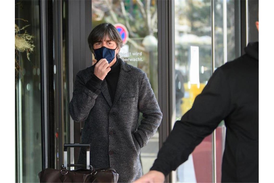 Sieht vor der Fußball-EM im kommenden Sommer noch viel Arbeit auf das DFB-Team zukommen: Bundestrainer Joachim Löw. Foto: Robert Michael/dpa-Zentralbild/dpa