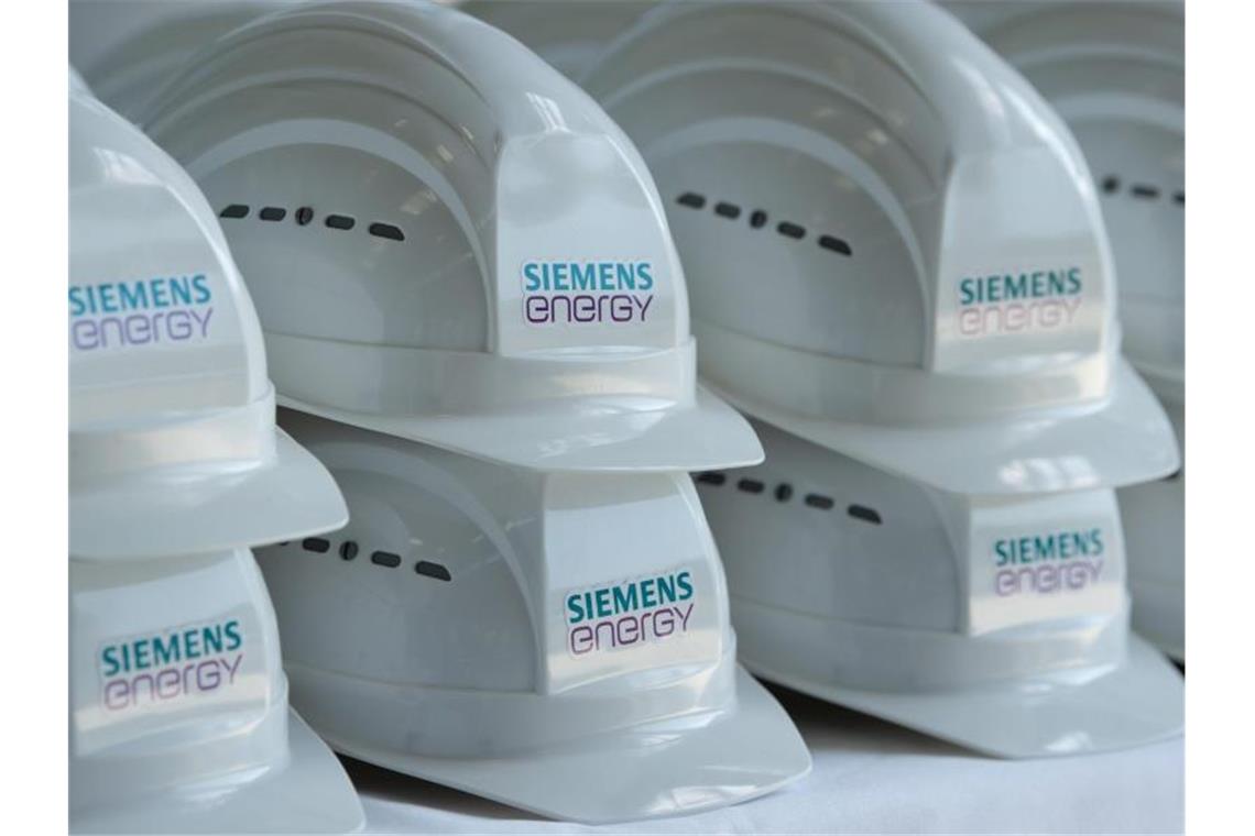 Siemens Energy im Minus - Druck auf Windkrafttochter wächst Siemens Energy hatte bereits Mitte Juli wegen Gamesa seine Ergebnisprognose zurückgenommen. Nun konkretisierte der Konzern die erwartete angepasste operative Marge. Foto: Sebastian Kahnert/dpa-Zentralbild/dpa