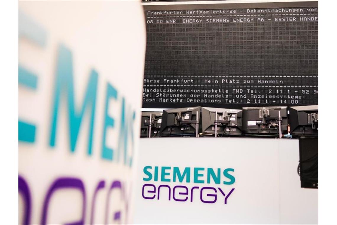 Siemens Energy: Jobabbau trotz Rückkehr in Gewinnzone „Siemens Energy“-Schild an der Frankfurter Wertpapierbörse. Das Unternehmen will 7800 Jobs im Geschäft mit fossiler Energie abbauen. Foto: Frank Rumpenhorst/dpa