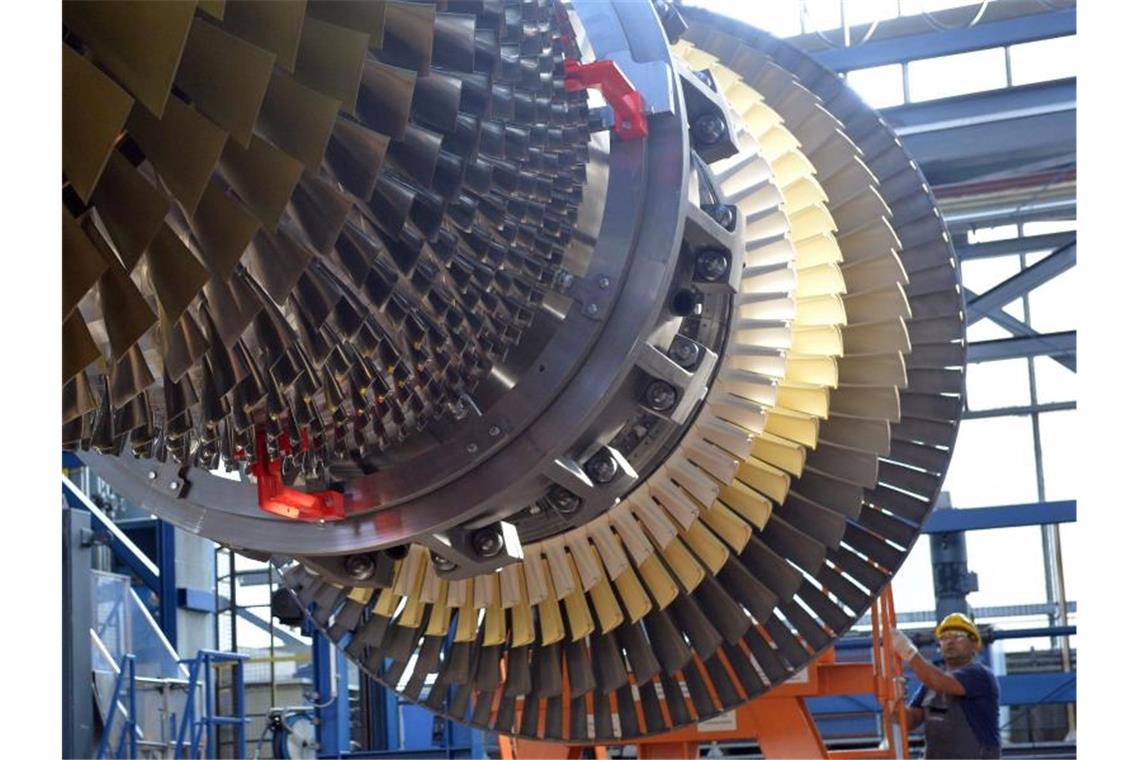 Siemens-Facharbeiter montieren im Gasturbinenwerk einen Turbinenläufer: Die deutsche Industrie spürt seit fast einem Jahr Gegenwind. Foto: Maurizio Gambarini