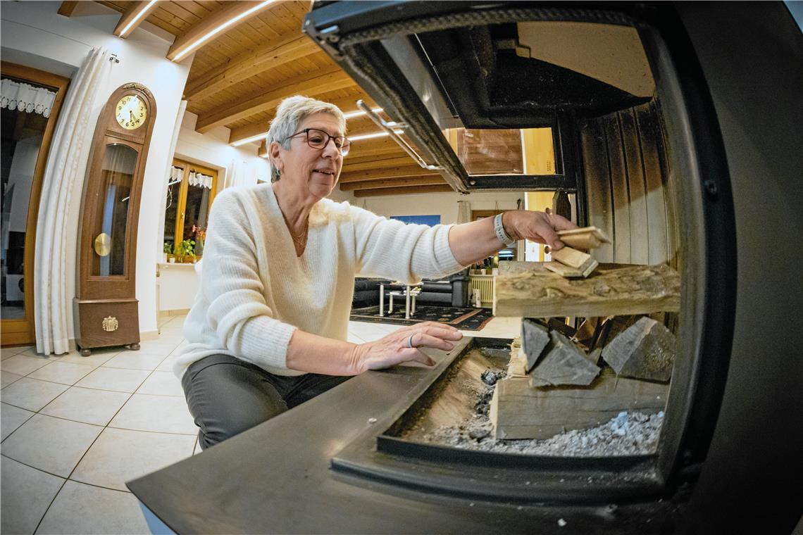 Der knisternde Abschied von Kaminöfen Siglinde Lohrmann ist froh, sich für einen kompletten Austausch ihres Kaminofens entschieden zu haben. Fotos: Alexander Becher