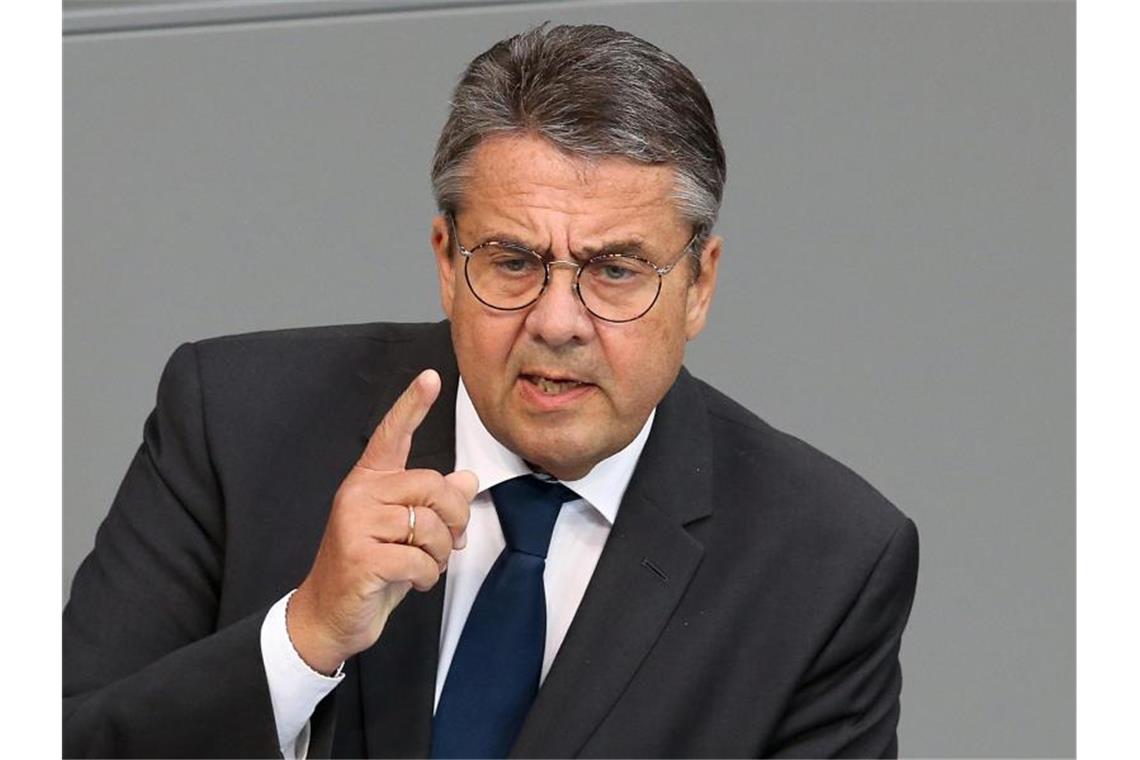 Gabriel: Engagement für Björn Steiger Stiftung Sigmar Gabriel (SPD) spricht während einer aktuellen Stunde im Deutschen Bundestag. Foto: Wolfgang Kumm/dpa