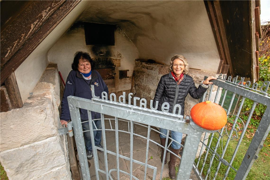 Sigrid Föll und Bärbel Fetzer (von links) von den Landfrauen Großerlach-Grab – hier am örtlichen Backhaus – sind mittlerweile versiert im kulinarischen Umgang mit Kürbissen. Auch zu Dekozwecken wie im unteren Foto werden die Feldfrüchte gerne genommen. Fotos: A. Becher