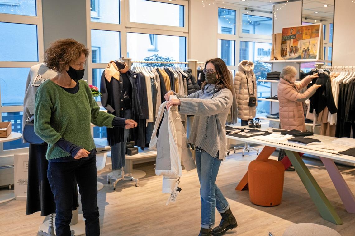 Sigrid Göttlich (rechts) bei der Kundenberatung. Viele nutzen die Tage vor dem Lockdown als letzte Möglichkeit für Shopping vor Ort. Foto: A. Becher