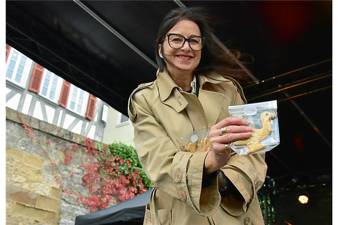 Sigrid Göttlich (Vorsitzende Stadtmarketing) mit Mürbeteig-Gänschen. Backnanger ...