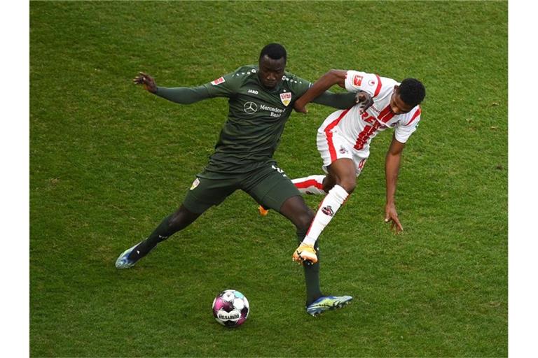 Silas Wamangituka aus Stuttgart und Emmanuel Bonaventure Dennis aus Köln (l-r.) in Aktion. Foto: Matthias Hangst/Getty Images Europe/Pool/dpa