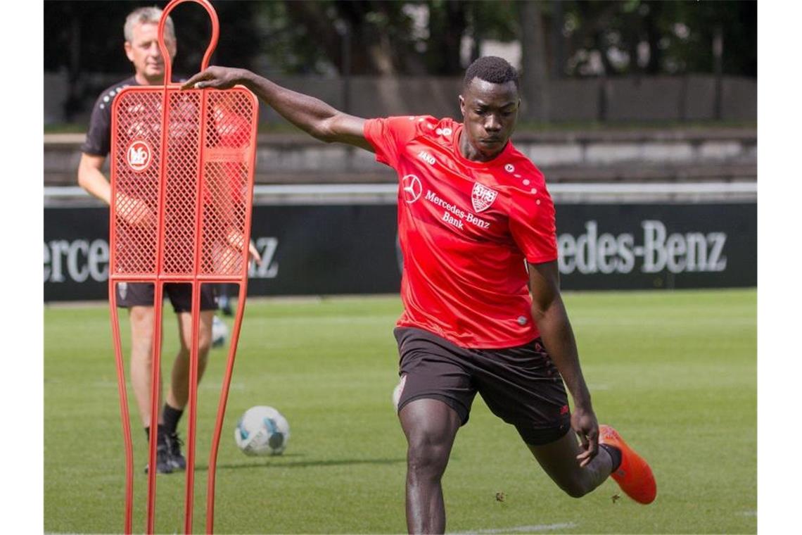 Silas Wamangituka im Training mit Ball. Foto: VfB Stuttgart/dpa/Archivbild