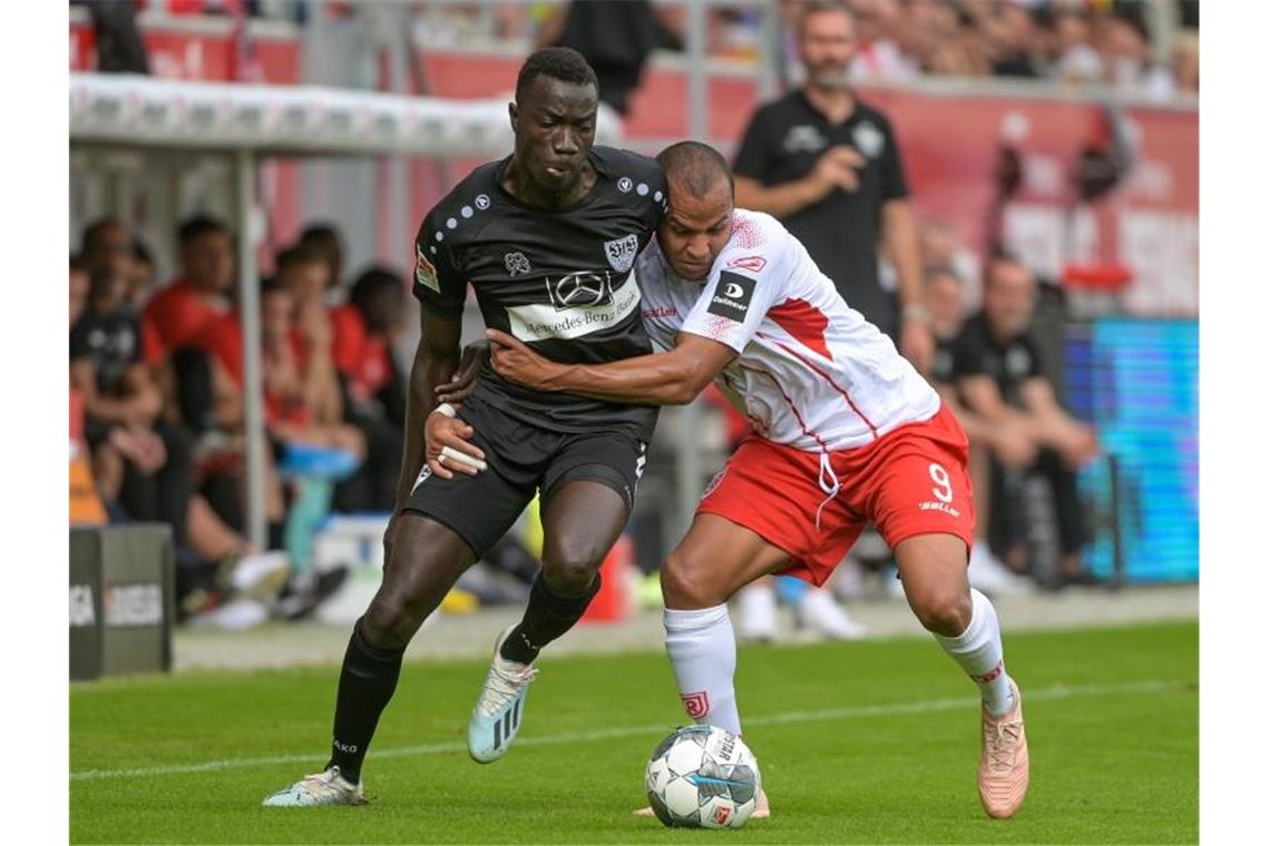 Silas Wamangituka vom VfB Stuttgart (l) kämpft mit dem Regensburger Jann George um den Ball. Foto: Armin Weigel