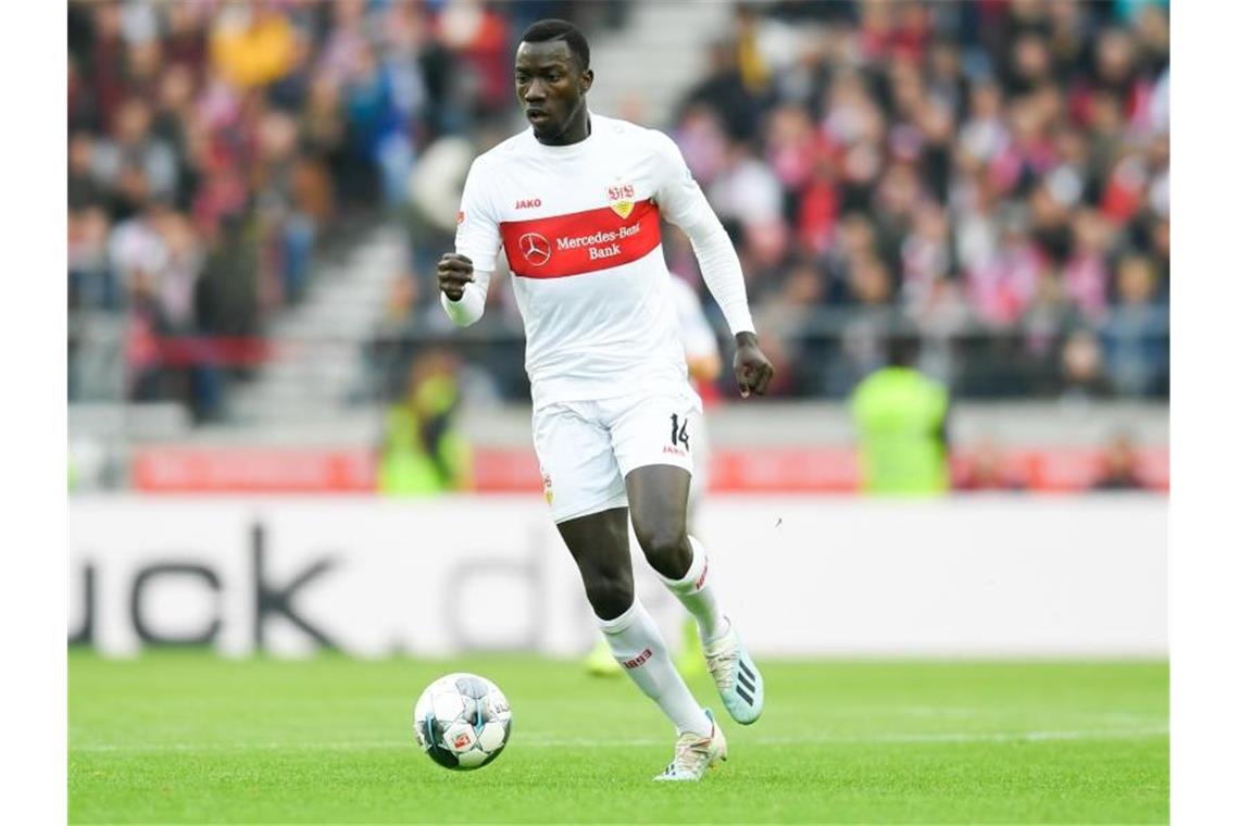 Silas Wamangituka vom VfB Stuttgart spielt den Ball. Foto: Tom Weller/dpa/Archivbild