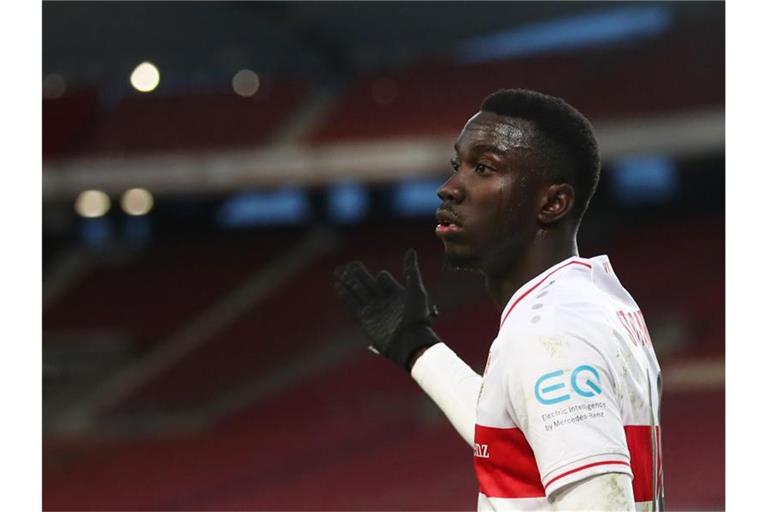 Silas Wamangituka vom VfB Stuttgart steht in der Mercedes-Benz Arena Stuttgart. Foto: Tom Weller/dpa/Archivbild